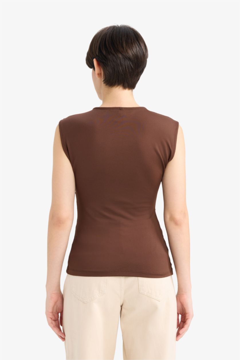 Kadın Kahve Slim Fit Dar Kesim Bisiklet Yaka Dantel Detaylı Kolsuz Bluz