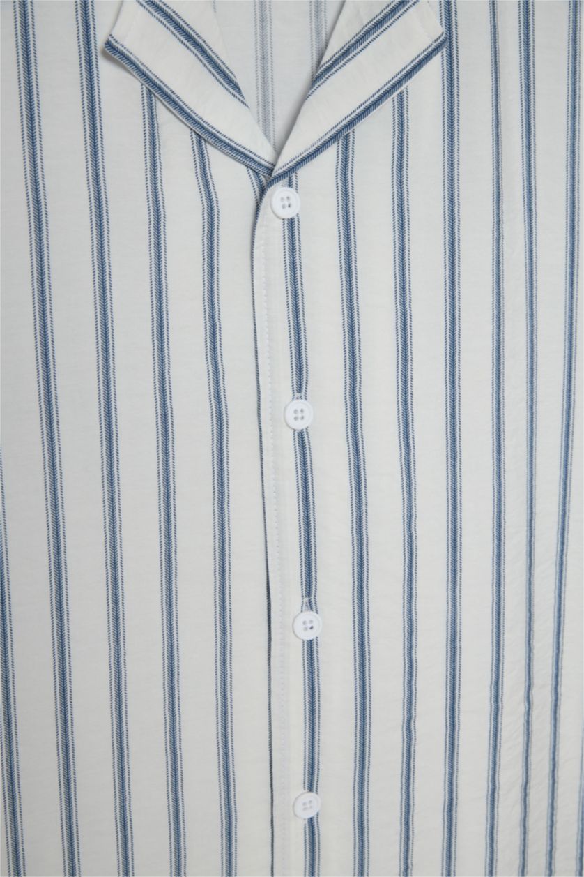 Erkek Beyaz Boxy Fıt Apaş Yaka Çizgili Kısa Kollu Gömlek