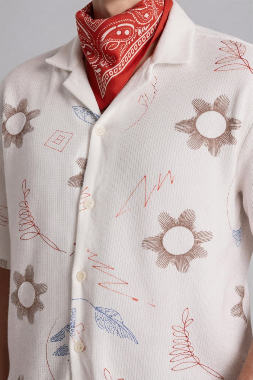 Erkek Ekru Boxy Fıt Apaş Yaka Baskılı Kısa Kollu Gömlek