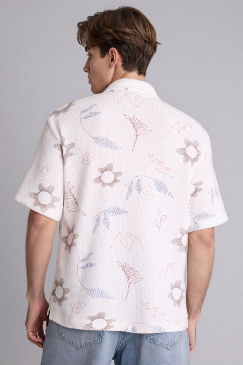 Erkek Ekru Boxy Fıt Apaş Yaka Baskılı Kısa Kollu Gömlek