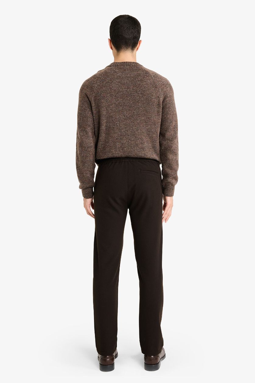 رجال بني غامق بنطرون قصة عادية ورجل عادية