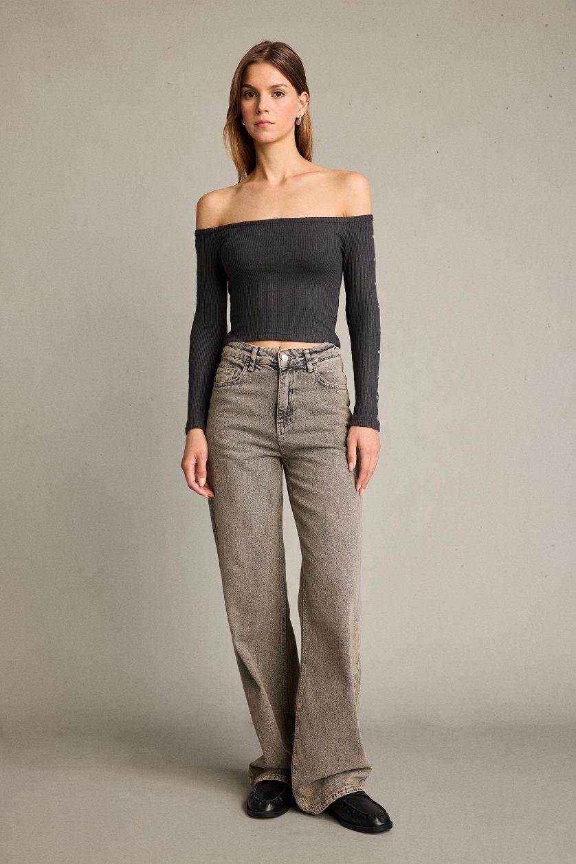 نساء أنثرا فاتح بلوزة ردن طويل وأكتاف مكشوفة