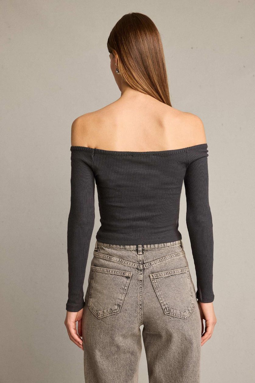 نساء أنثرا فاتح بلوزة ردن طويل وأكتاف مكشوفة