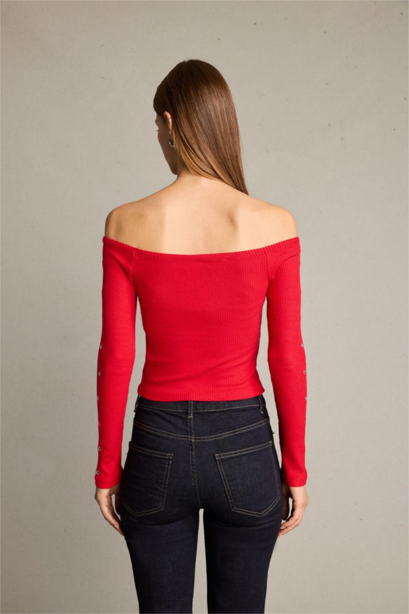 نساء أحمر بلوزة ردن طويل وأكتاف مكشوفة