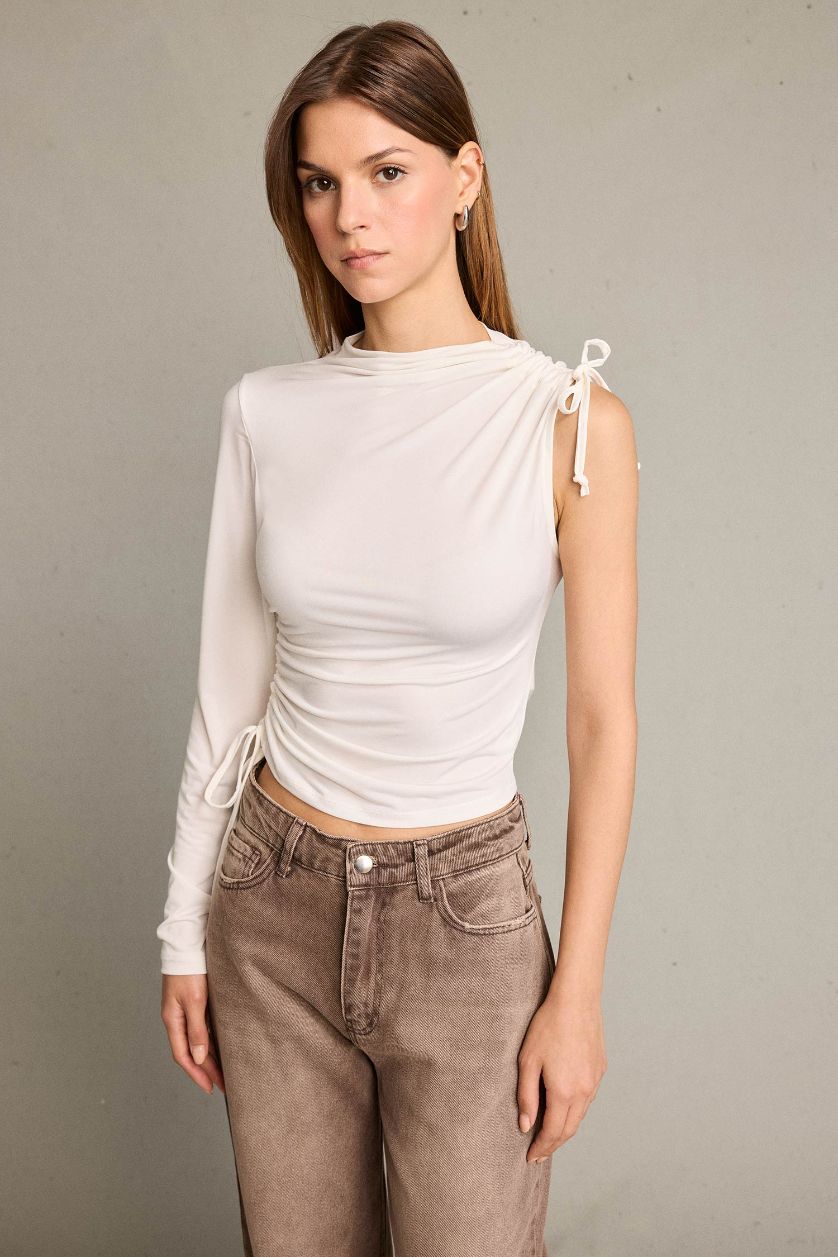 نساء بيج فاتح بلوزة بكتف واحد