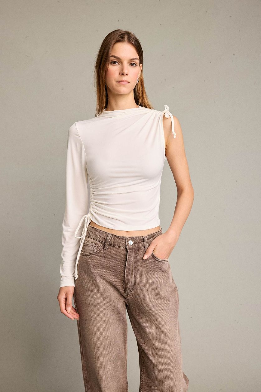 نساء بيج فاتح بلوزة بكتف واحد