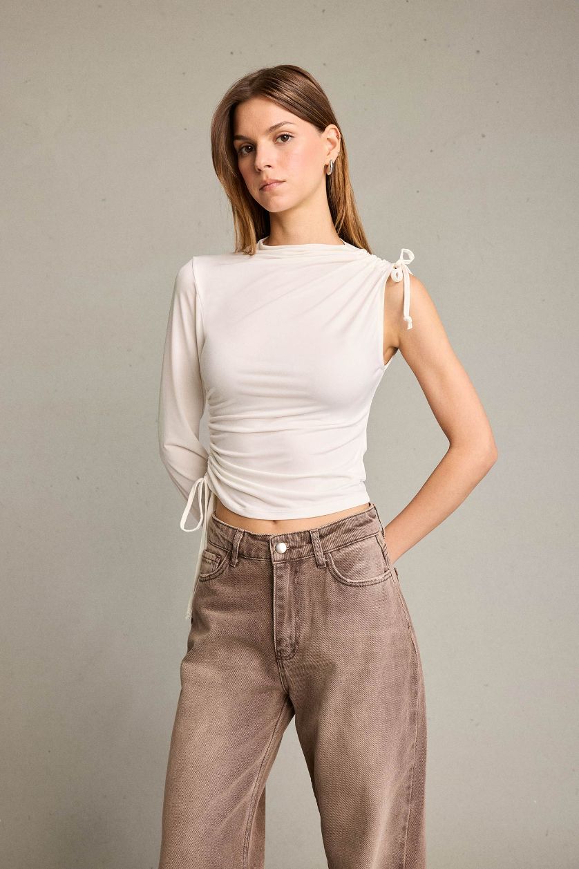 نساء بيج فاتح بلوزة بكتف واحد