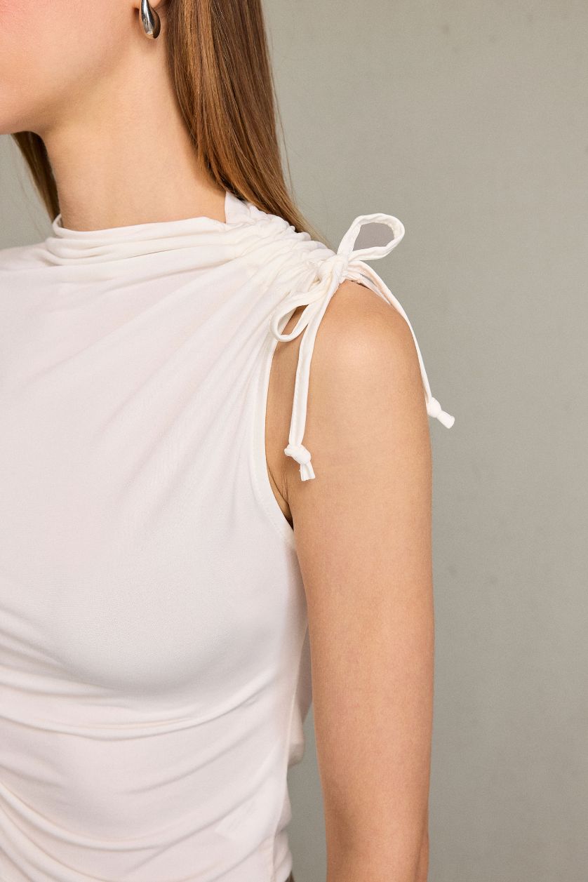 نساء بيج فاتح بلوزة بكتف واحد