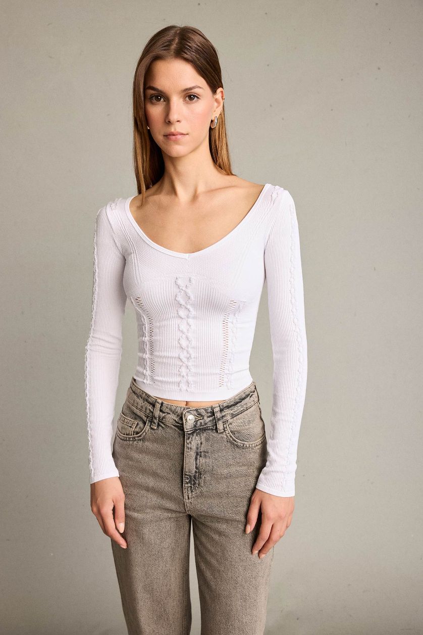 Woman White تيشيرت ردن طويل مخصر بياخة V