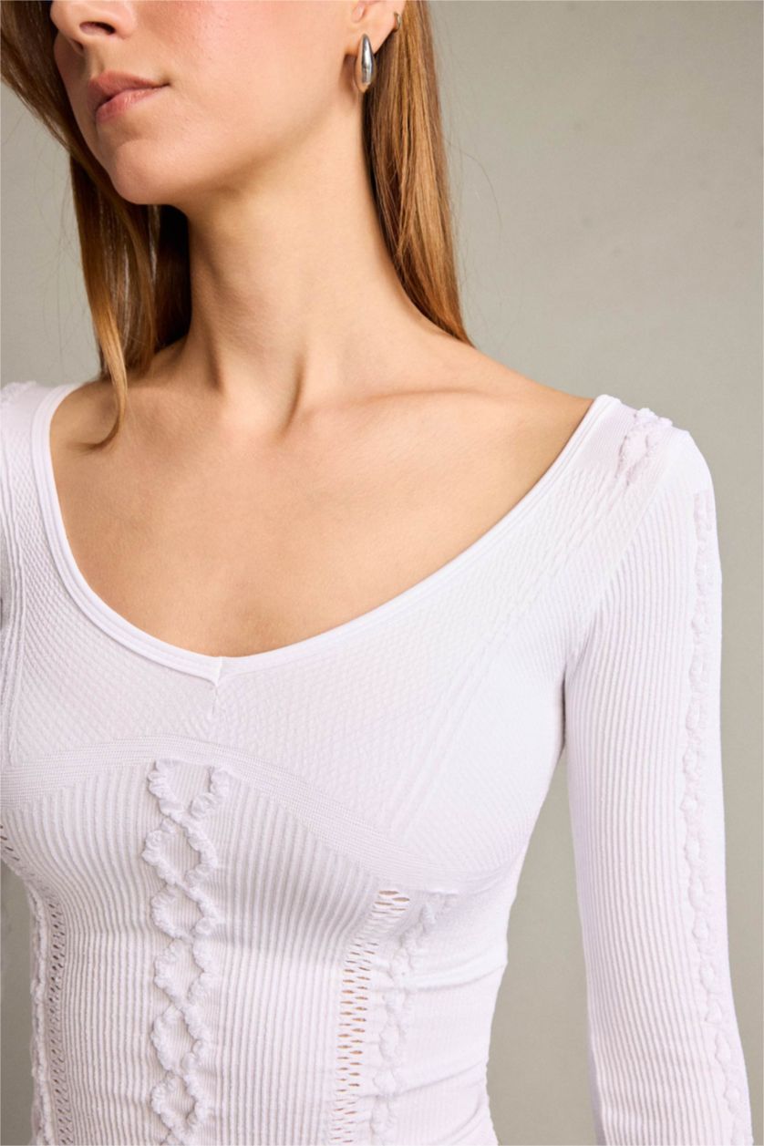 Woman White تيشيرت ردن طويل مخصر بياخة V