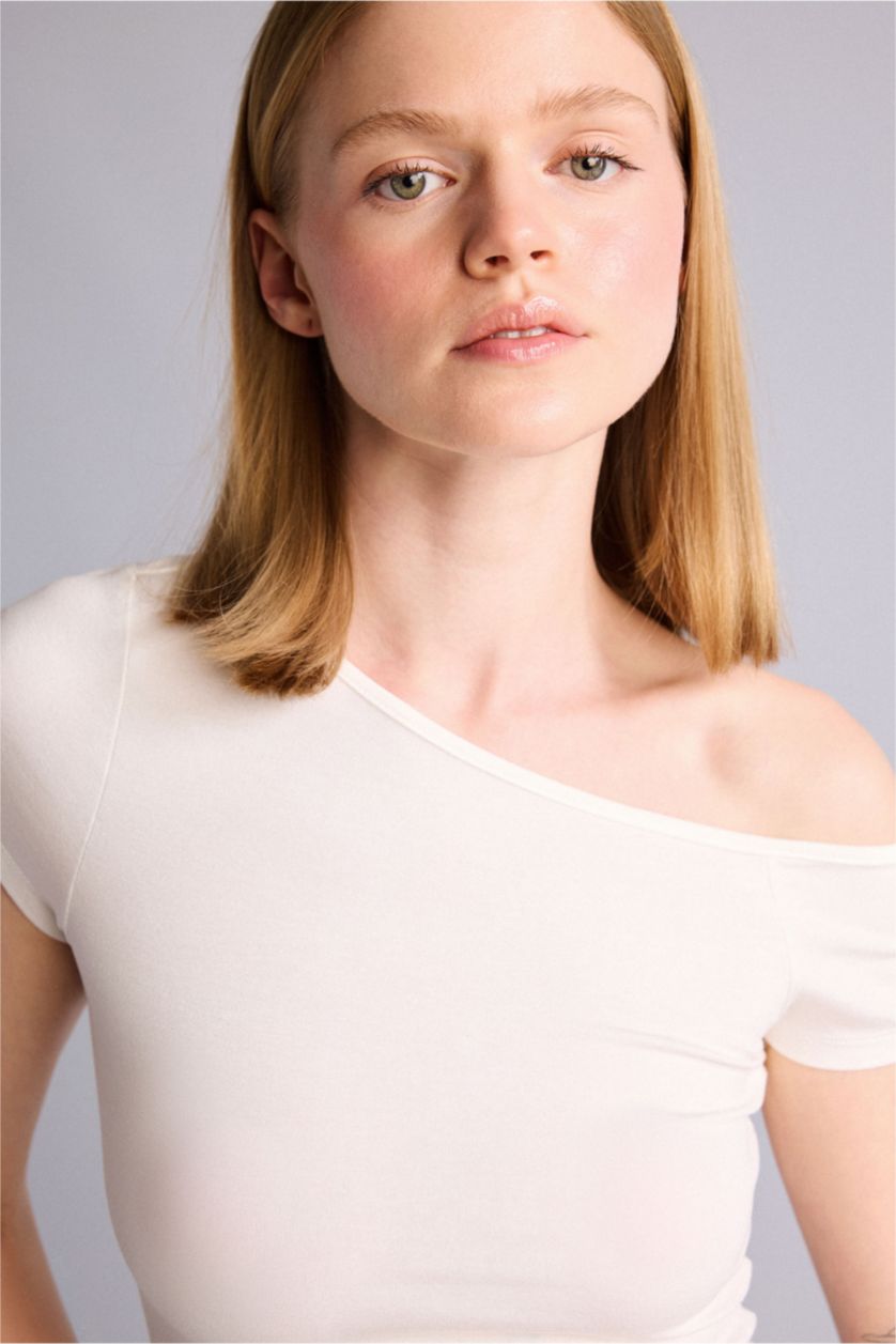 Kadın Kırık Beyaz Fitted Omzu Açık Modal Tişört