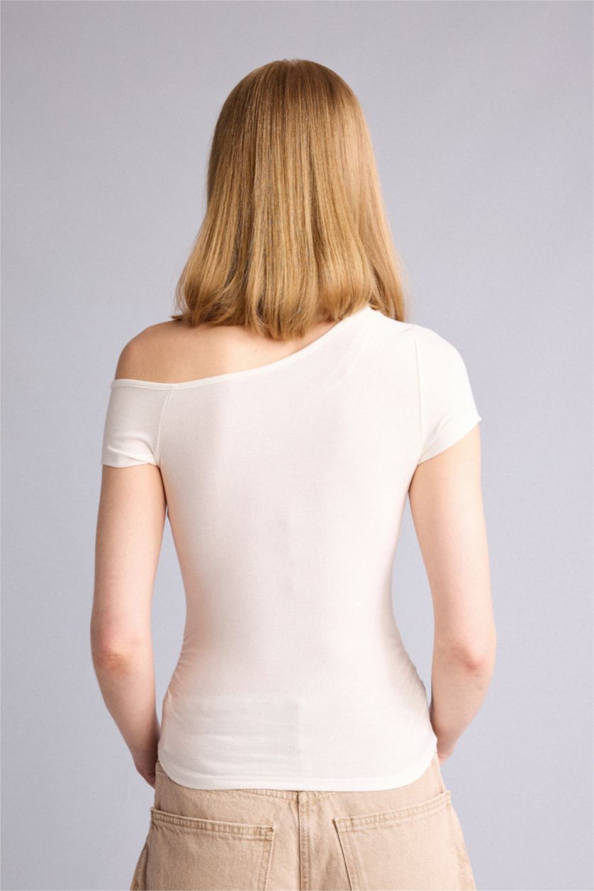 Kadın Kırık Beyaz Fitted Omzu Açık Modal Tişört