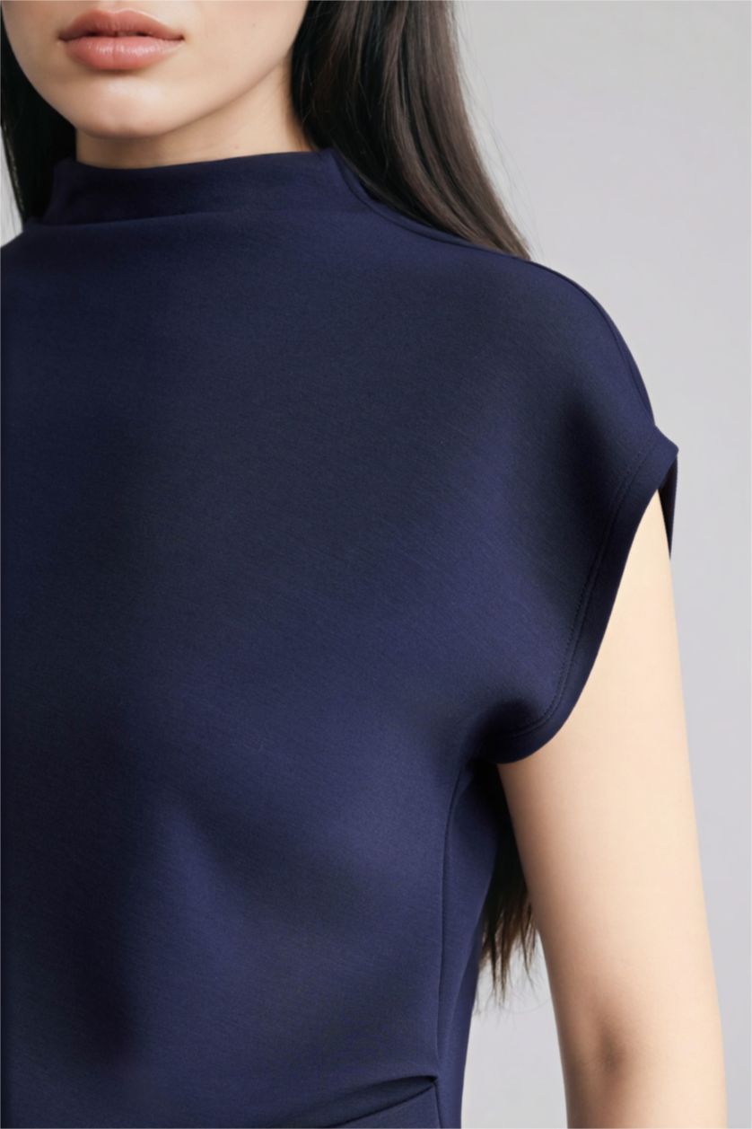 حريمي كحلي بلوزة نص كم بيكيه سليم فيت بياقة عالية