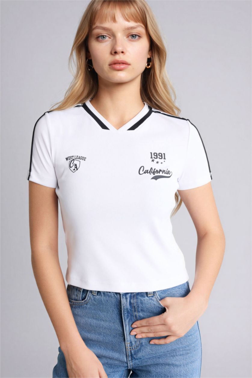 Әйелдерге ақ Loose Fit спорттық баспалы рибана қысқа жеңді футболка