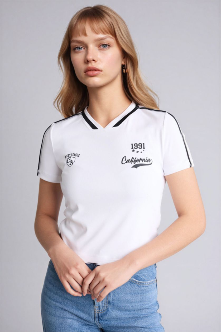 Әйелдерге ақ Loose Fit спорттық баспалы рибана қысқа жеңді футболка