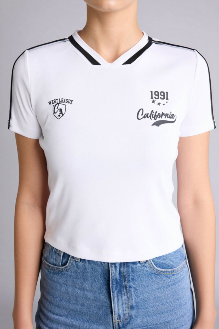 Әйелдерге ақ Loose Fit спорттық баспалы рибана қысқа жеңді футболка