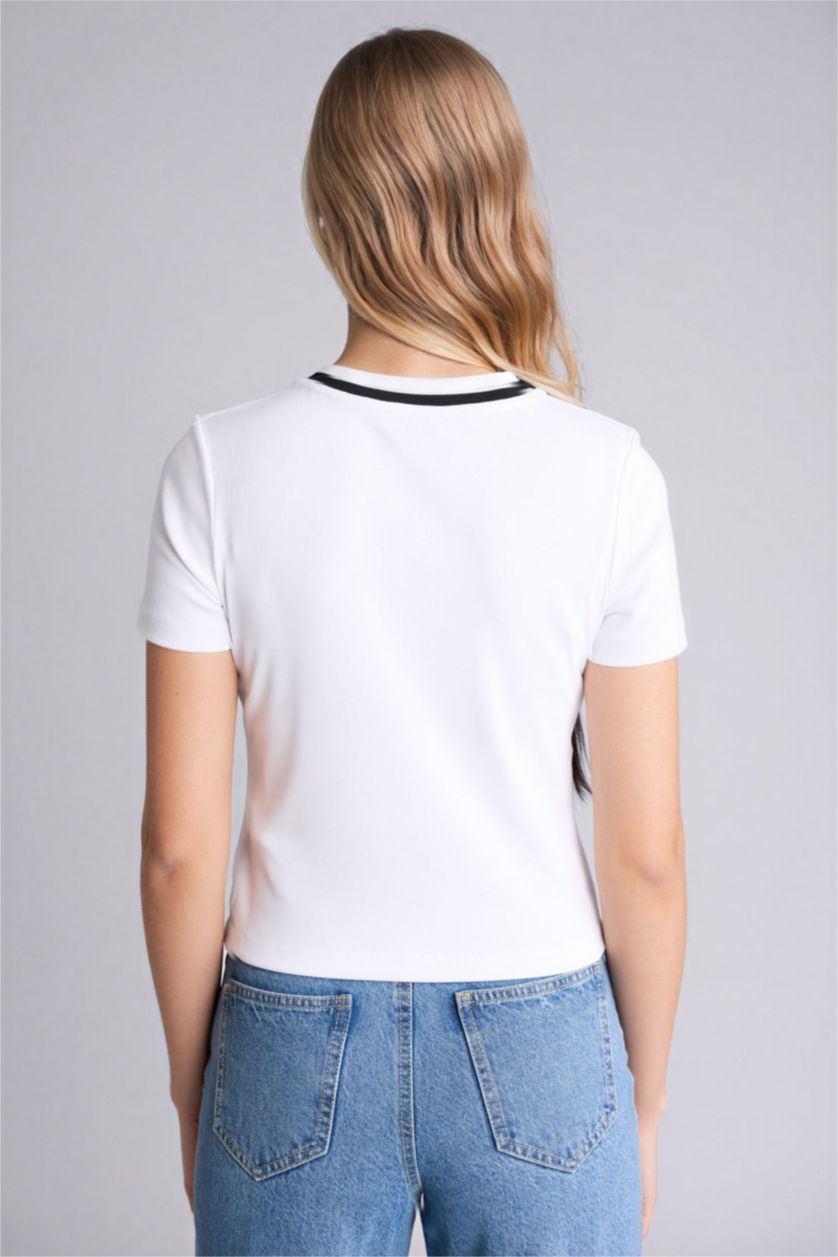 Әйелдерге ақ Loose Fit спорттық баспалы рибана қысқа жеңді футболка