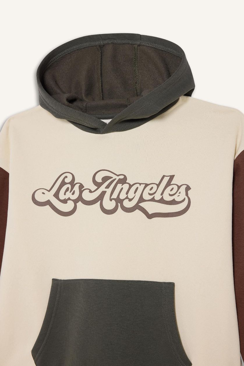 أولاد اللون الرملي سويت شيرت ولادي اوفر سايز مطبوع بجيب وبطانة ناعمة