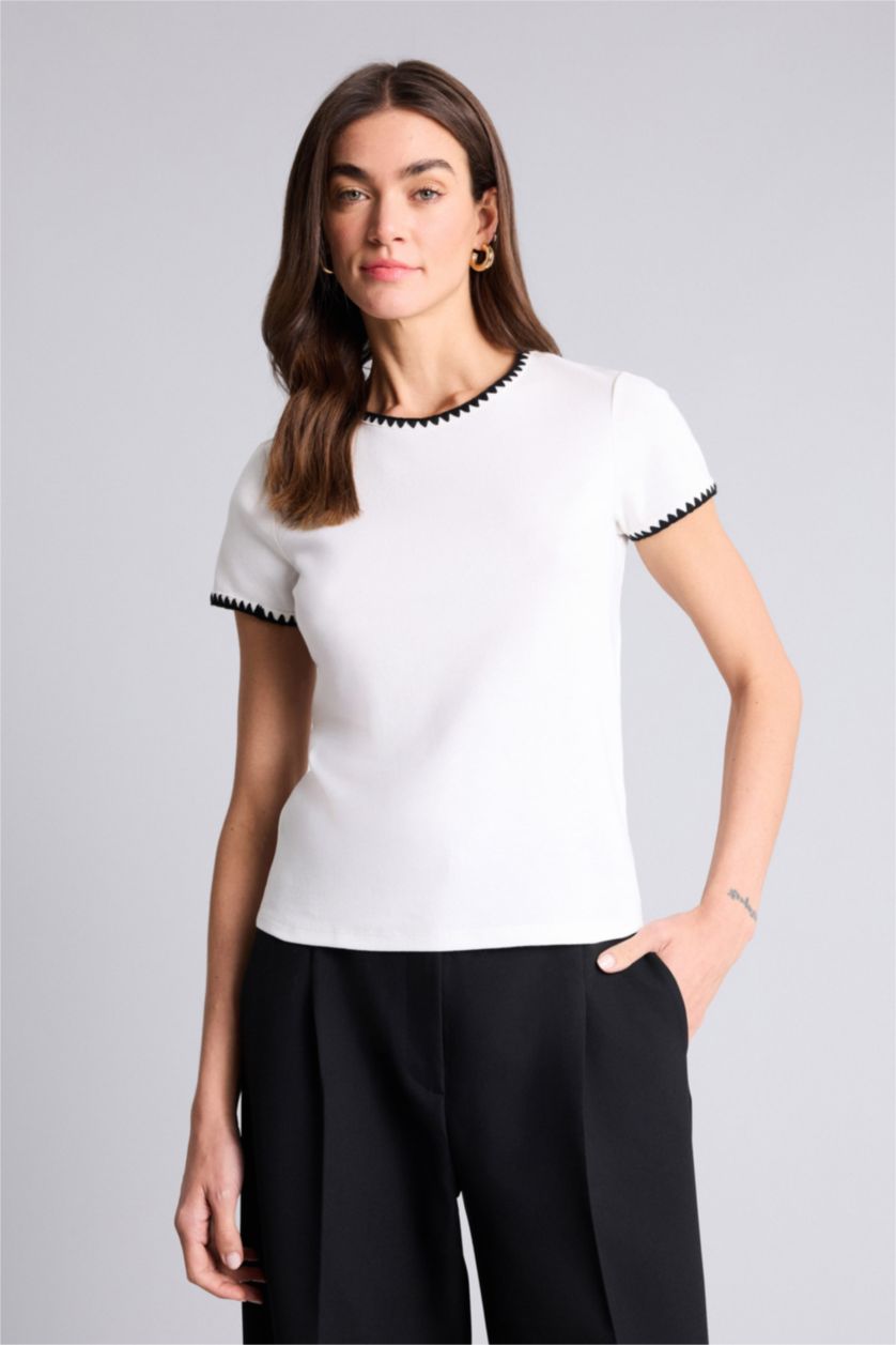 حريمي بيج فاتح تيشيرت نص كم قصة عادية وياقة مستديرة