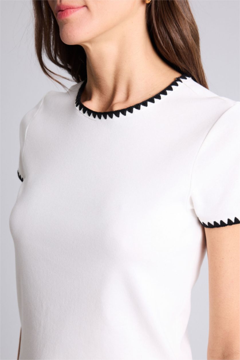 حريمي بيج فاتح تيشيرت نص كم قصة عادية وياقة مستديرة