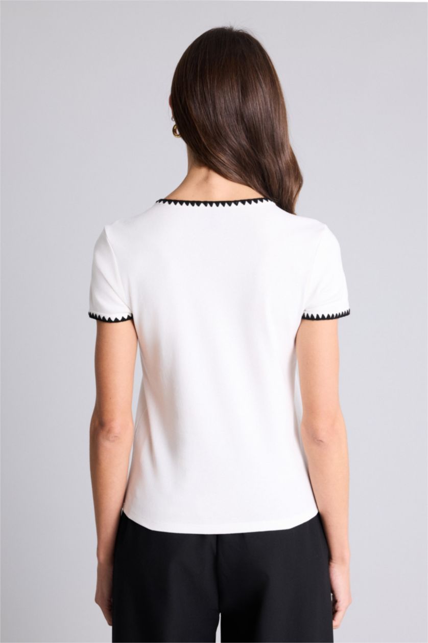 حريمي بيج فاتح تيشيرت نص كم قصة عادية وياقة مستديرة