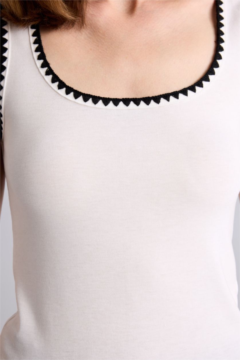 حريمي بيج فاتح توب مضلع سليم فيت بياقة مدورة