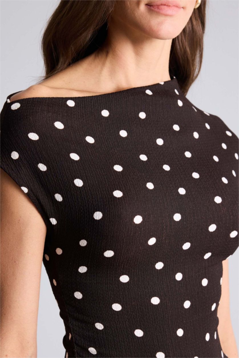 حريمي بني تيشيرت نص كم سليم فيت بكتف واحد