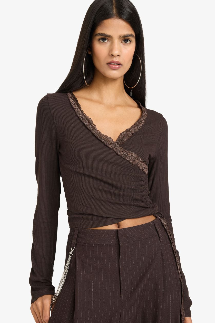 نساء بني تيشيرت مخصر بتفاصيل دانتيل