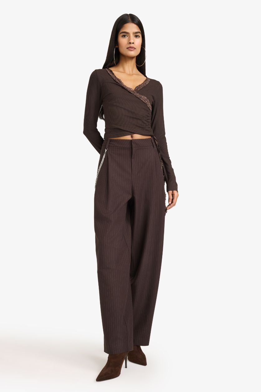 نساء بني تيشيرت مخصر بتفاصيل دانتيل