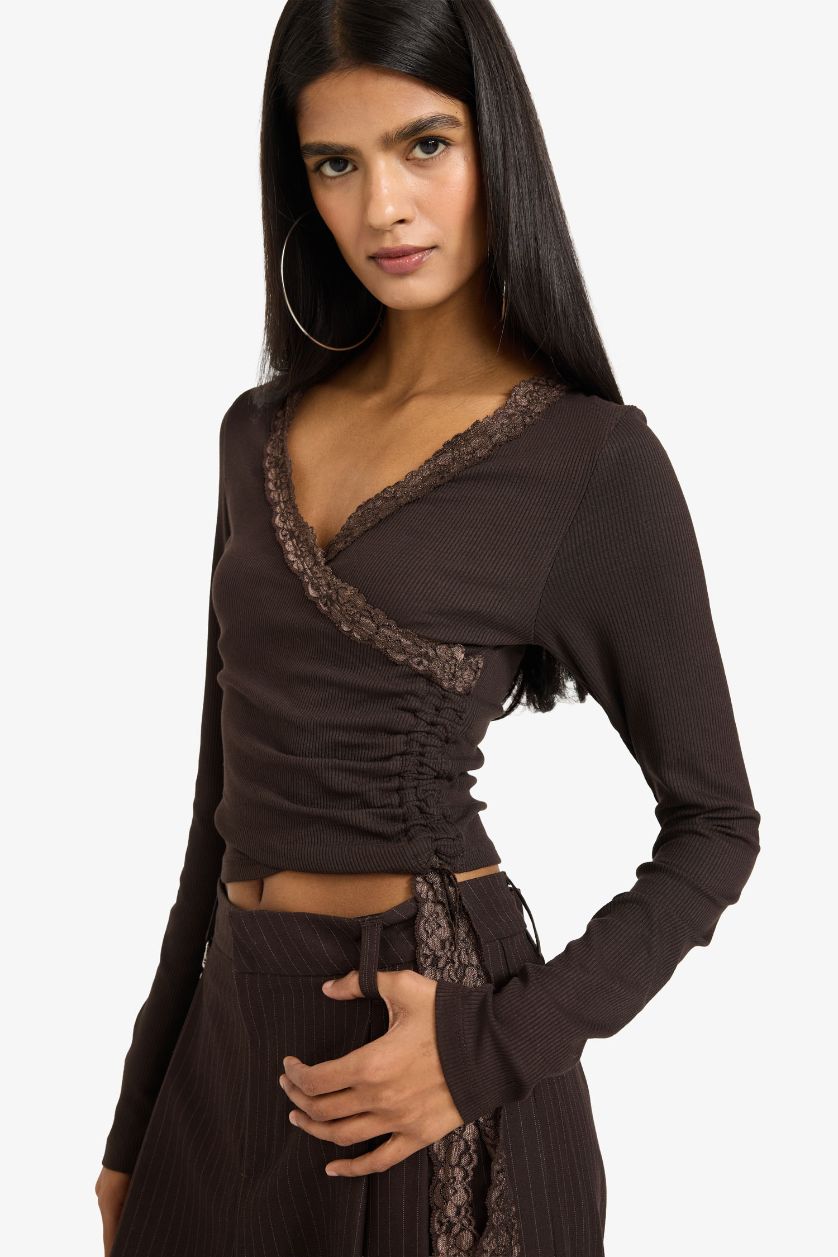 نساء بني تيشيرت مخصر بتفاصيل دانتيل