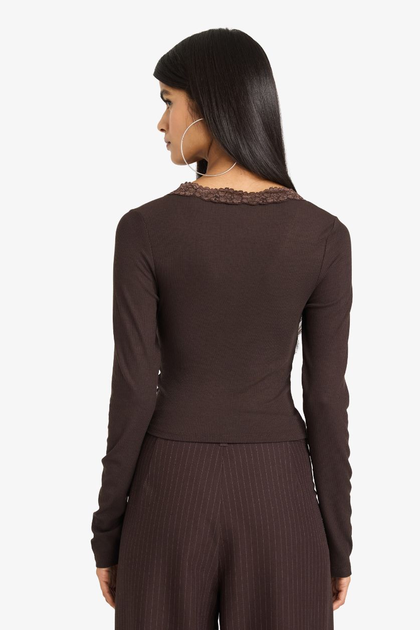 نساء بني تيشيرت مخصر بتفاصيل دانتيل