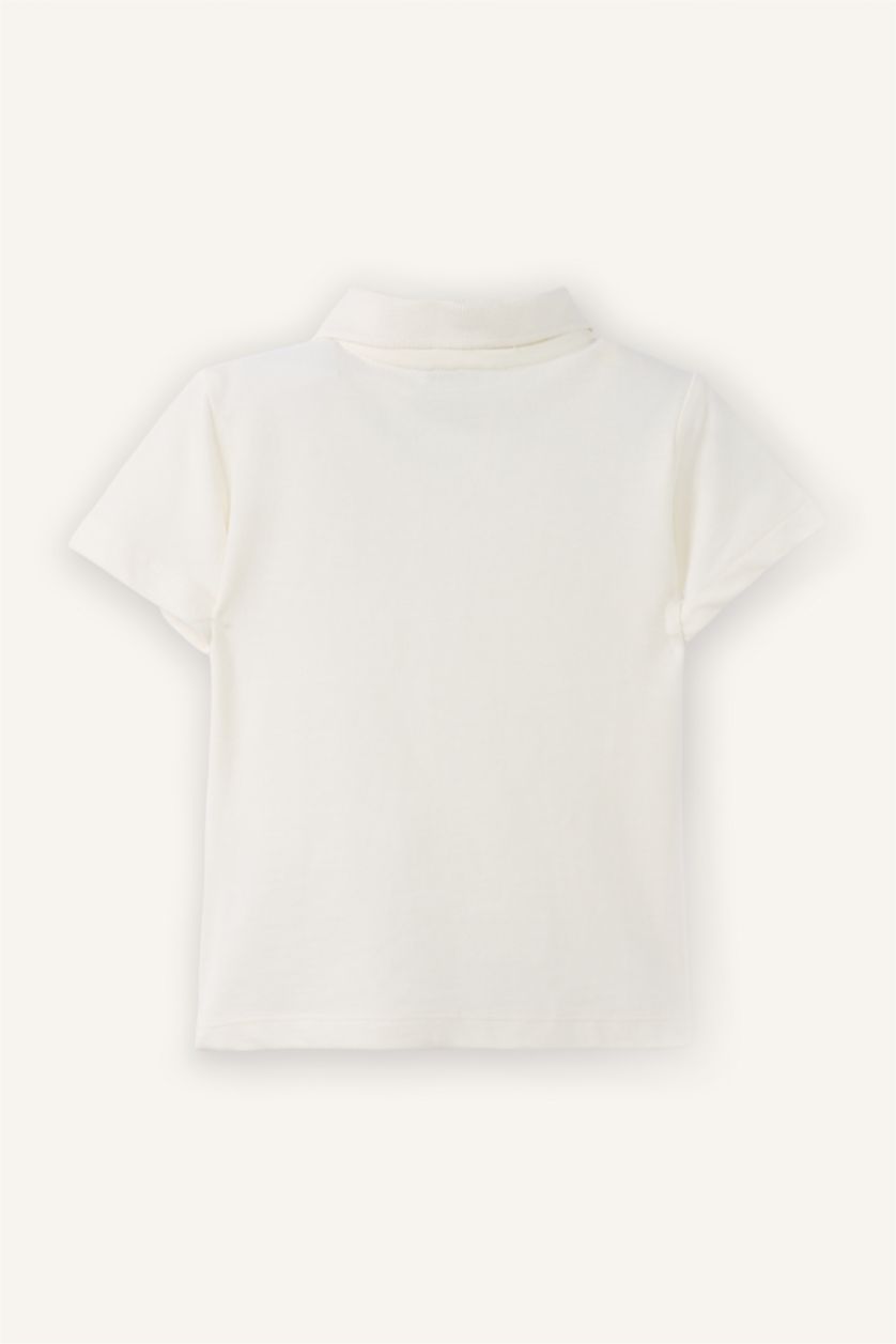 طفل صغير بيج فاتح تيشيرت بولو اولادي اوفر سايز نص كم بيكيه بطبعة شعار