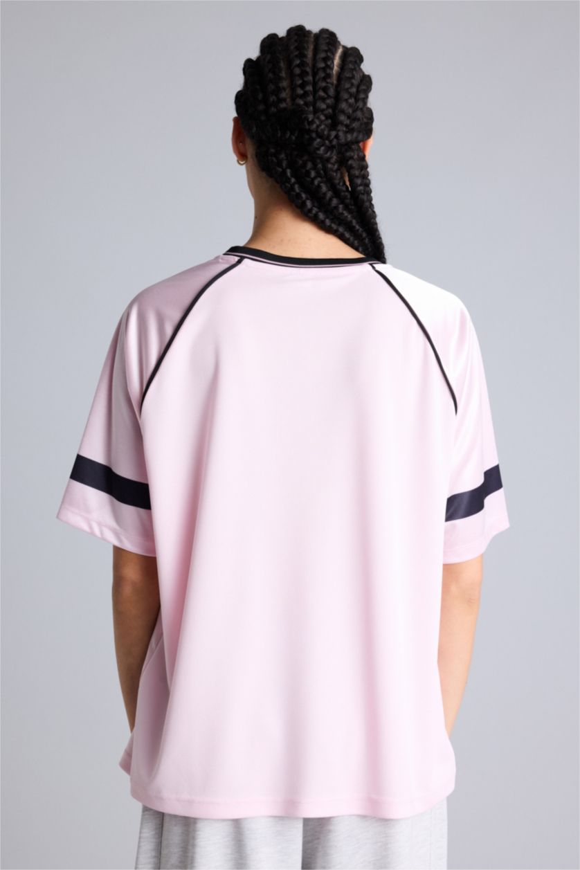 Kadın Açık Pembe Oversıze Bisiklet Yaka Dijital Baskılı Baskılı Sporcu Tül Kısa Kollu Tişört