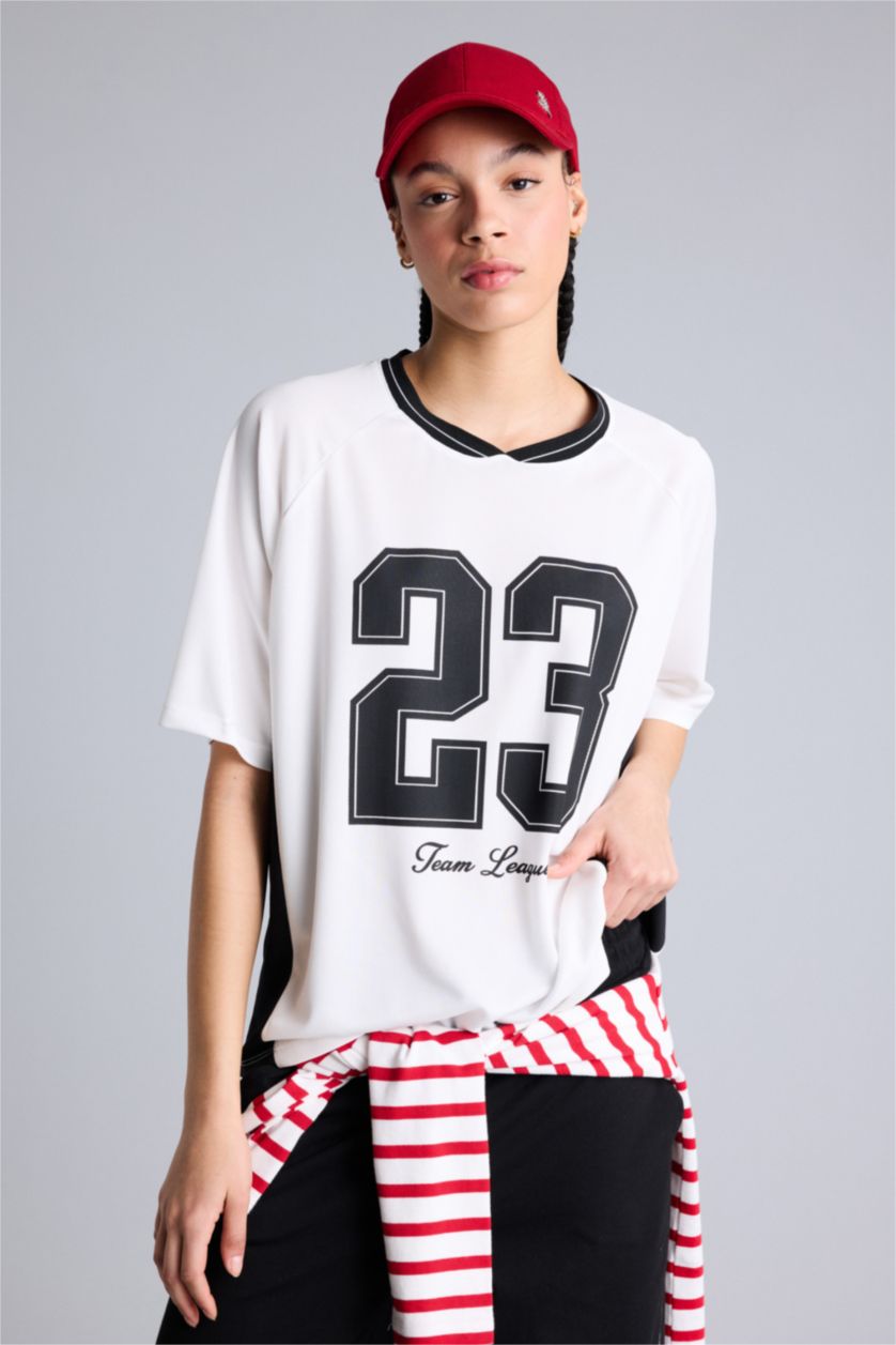 Kadın Ekru Oversıze V Yaka Dijital Baskılı Baskılı Sporcu Tül Kısa Kollu Tişört