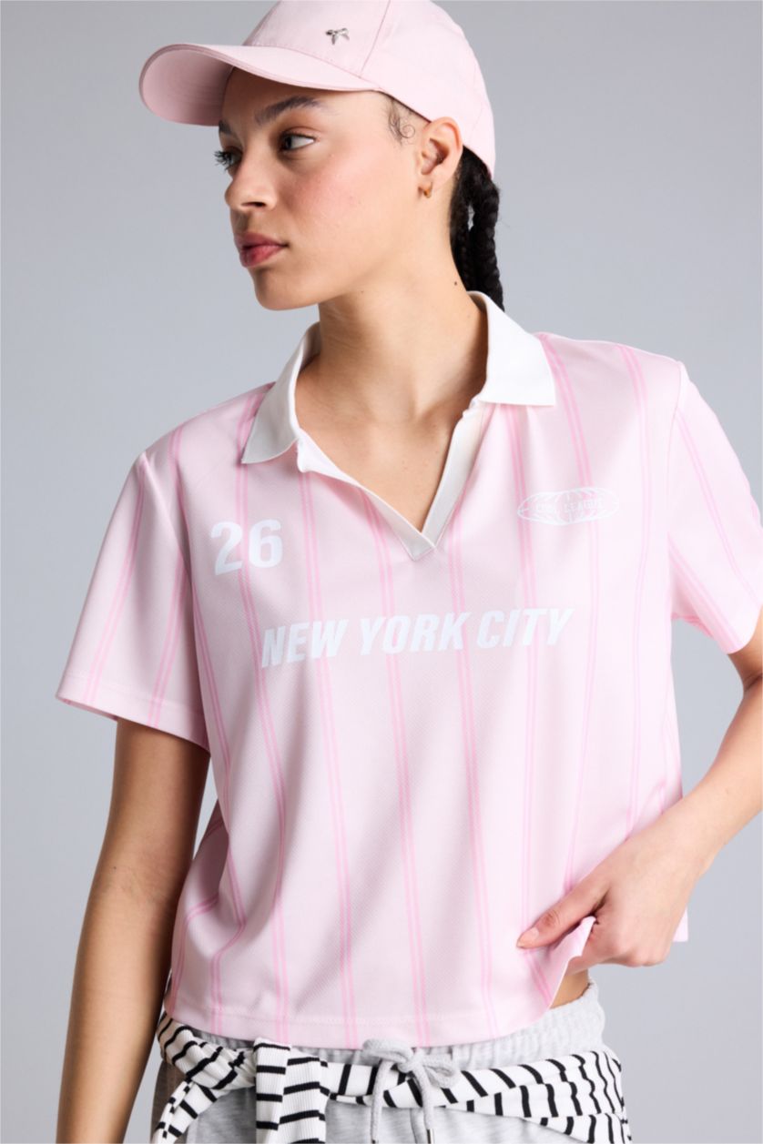 Kadın Açık Pembe Cropped Fıt Polo Yaka Dijital Baskılı Baskılı Sporcu Tül Kısa Kollu Polo Tişört