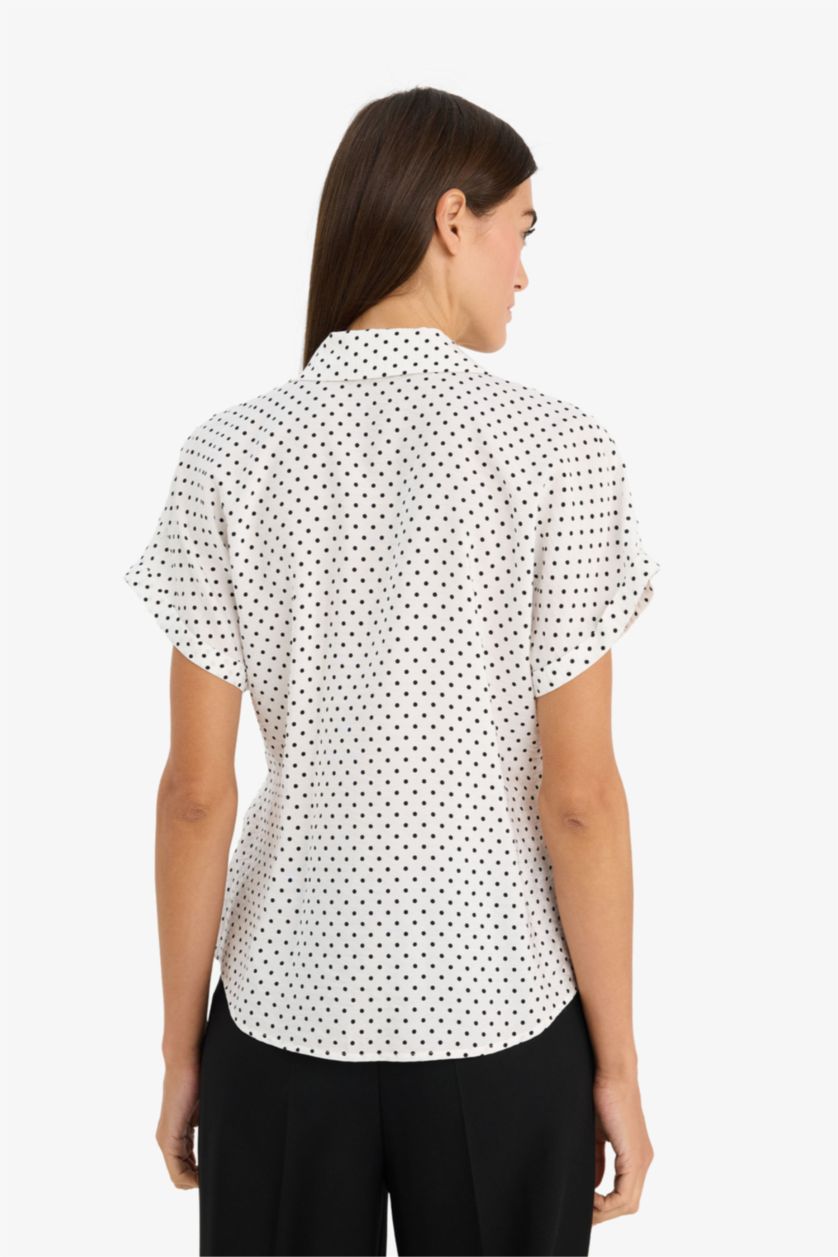 حريمي اوف وايت قميص نص كم مطبوع قصة عادية بياقة قميص