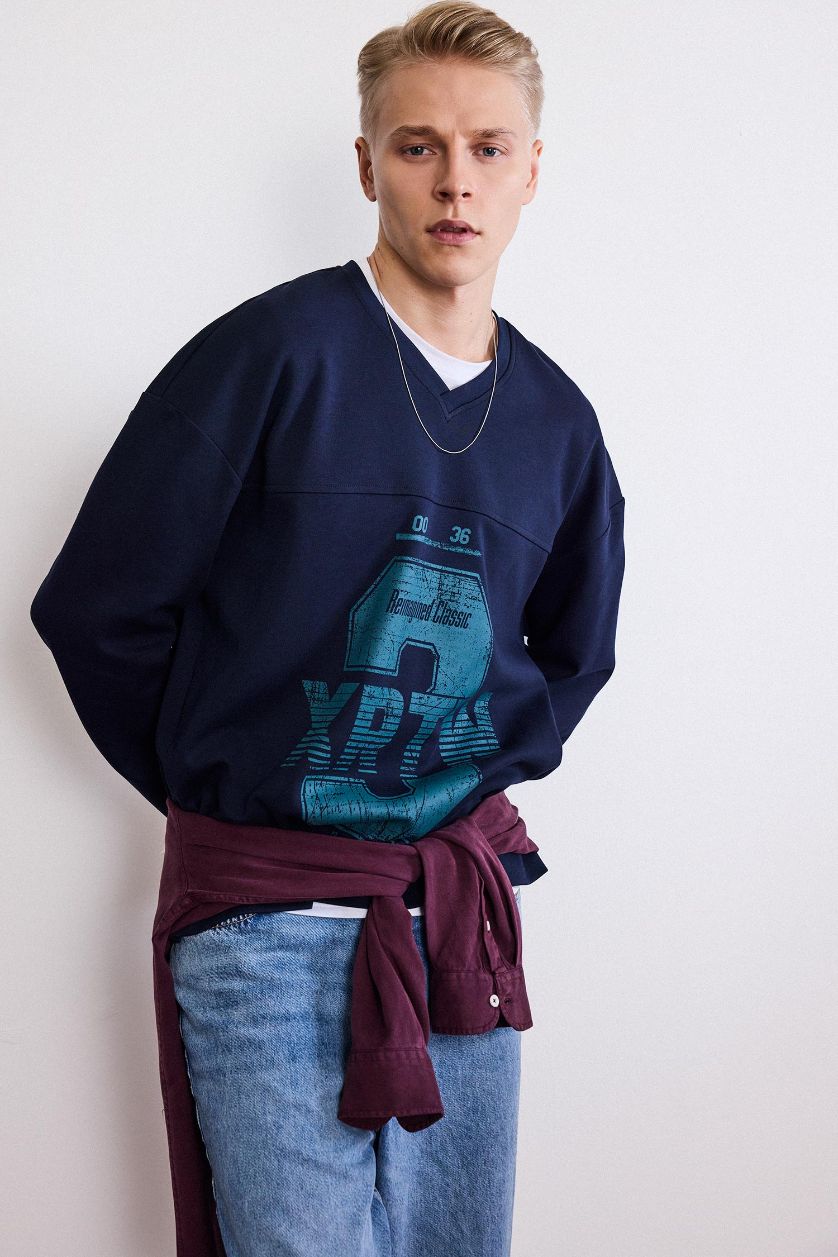 Erkek Lacivert Boxy Fit V Yaka Baskılı Sweatshirt