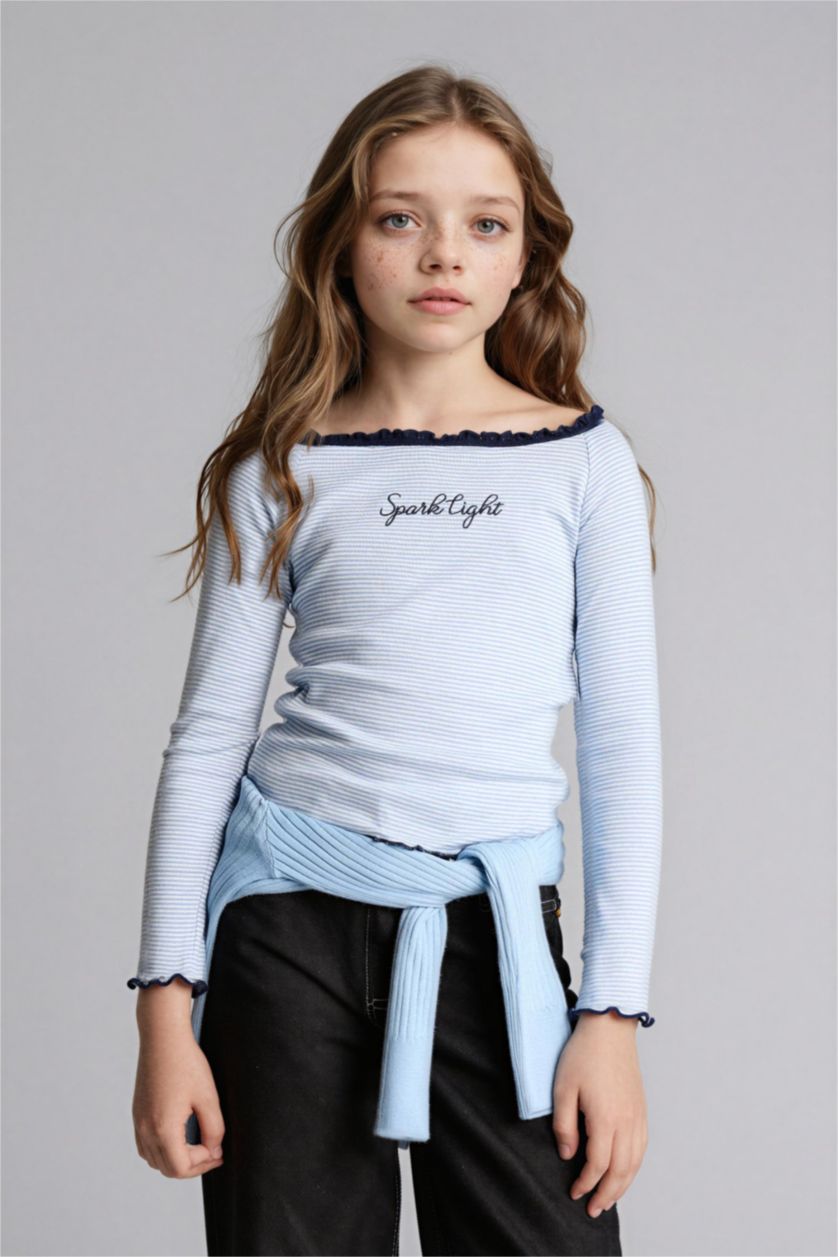 Девочки и подростки Голубрй Лонгслив с вырезом кармен и надписью для девочек