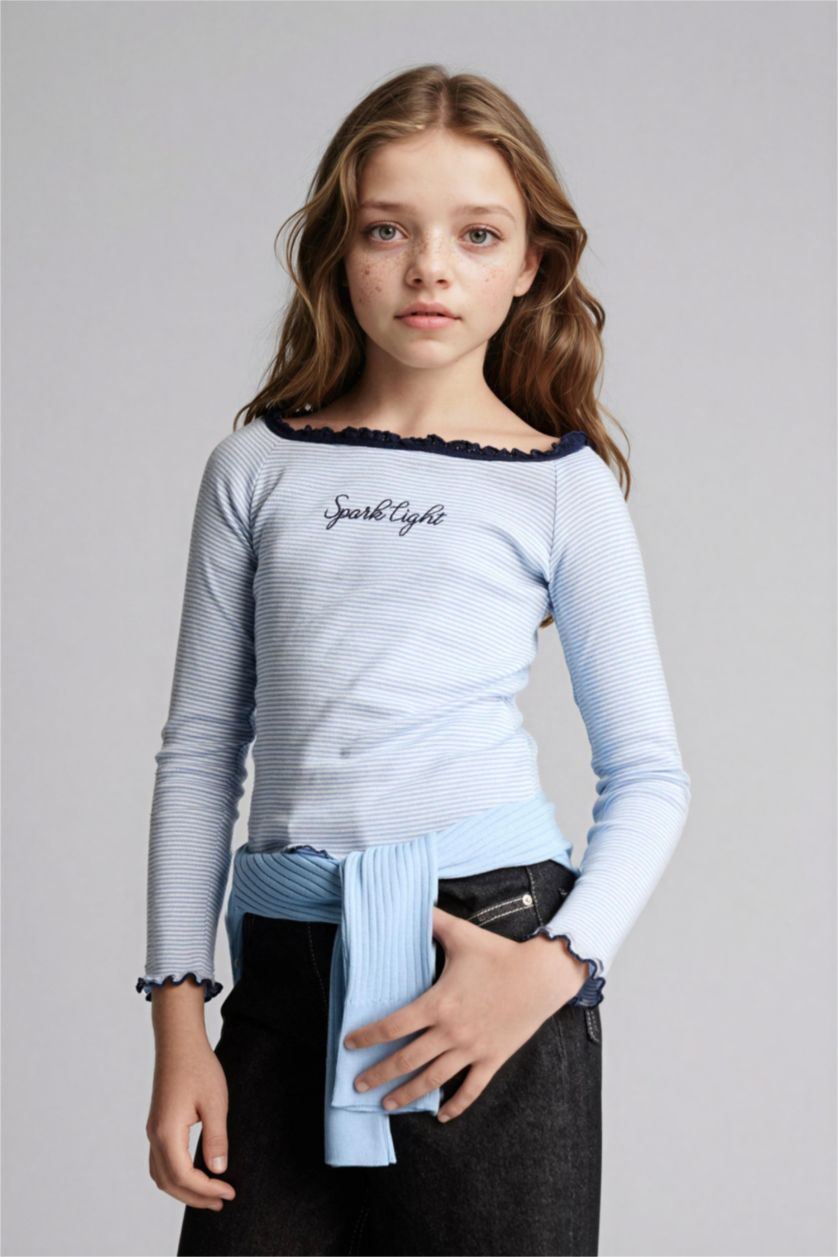 Девочки и подростки Голубрй Лонгслив с вырезом кармен и надписью для девочек