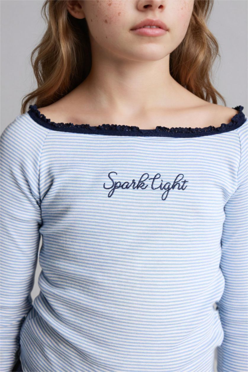 Девочки и подростки Голубрй Лонгслив с вырезом кармен и надписью для девочек