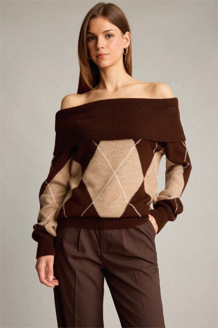 Woman Brown Overshirt Fit Open Shoulder Diamond Patterned Knit Pullover