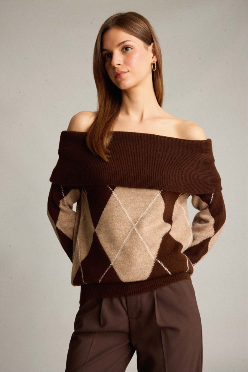Woman Brown Overshirt Fit Open Shoulder Diamond Patterned Knit Pullover