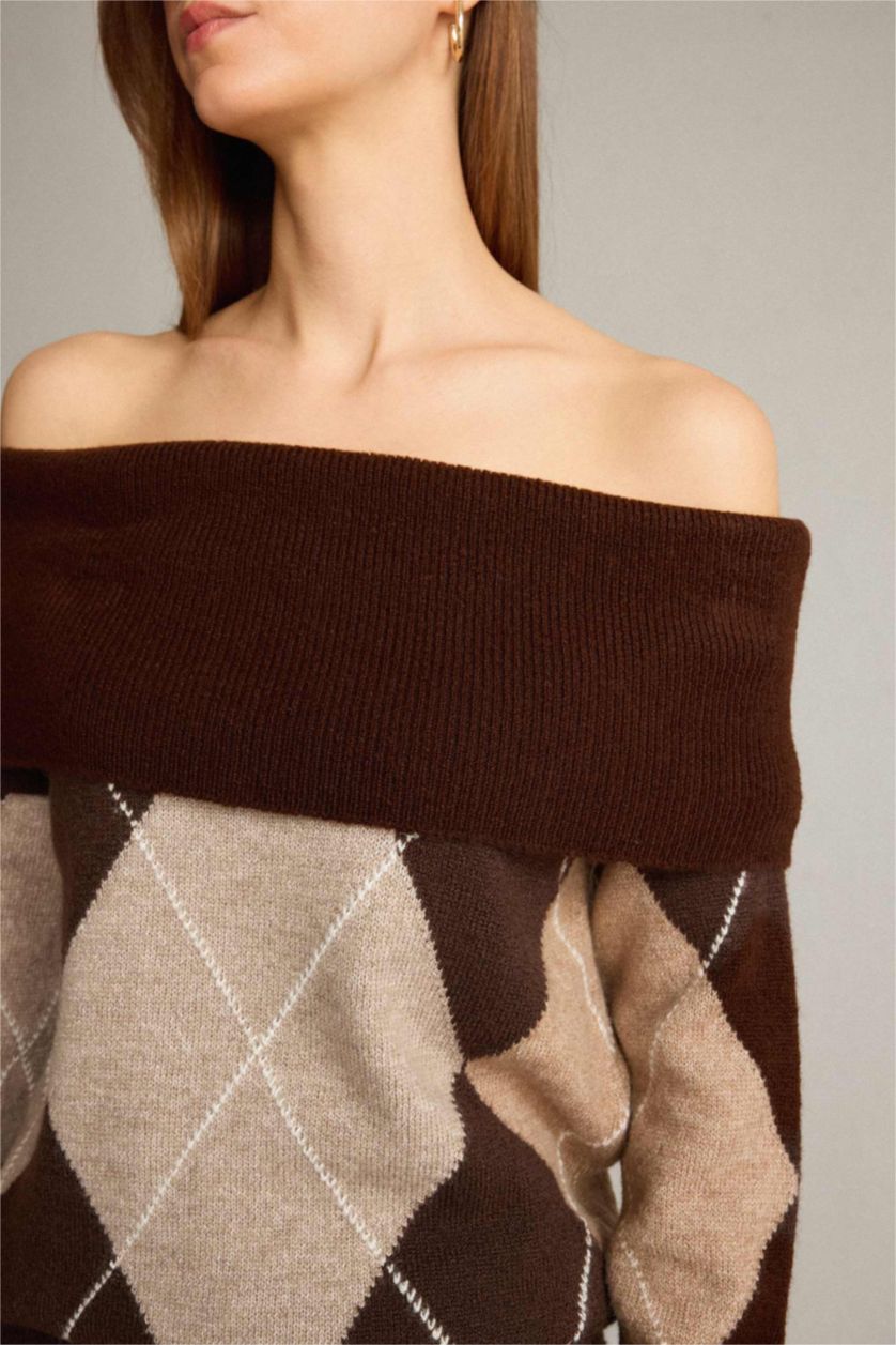 Woman Brown Overshirt Fit Open Shoulder Diamond Patterned Knit Pullover