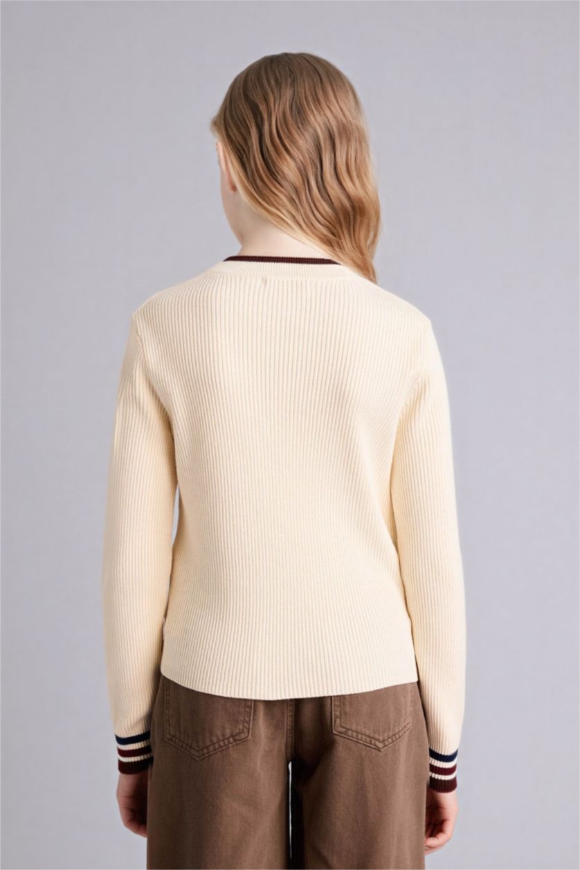 بنات بيج فاتح بلوز صوف بناتي مطرز قصة عادية بياخة عالية