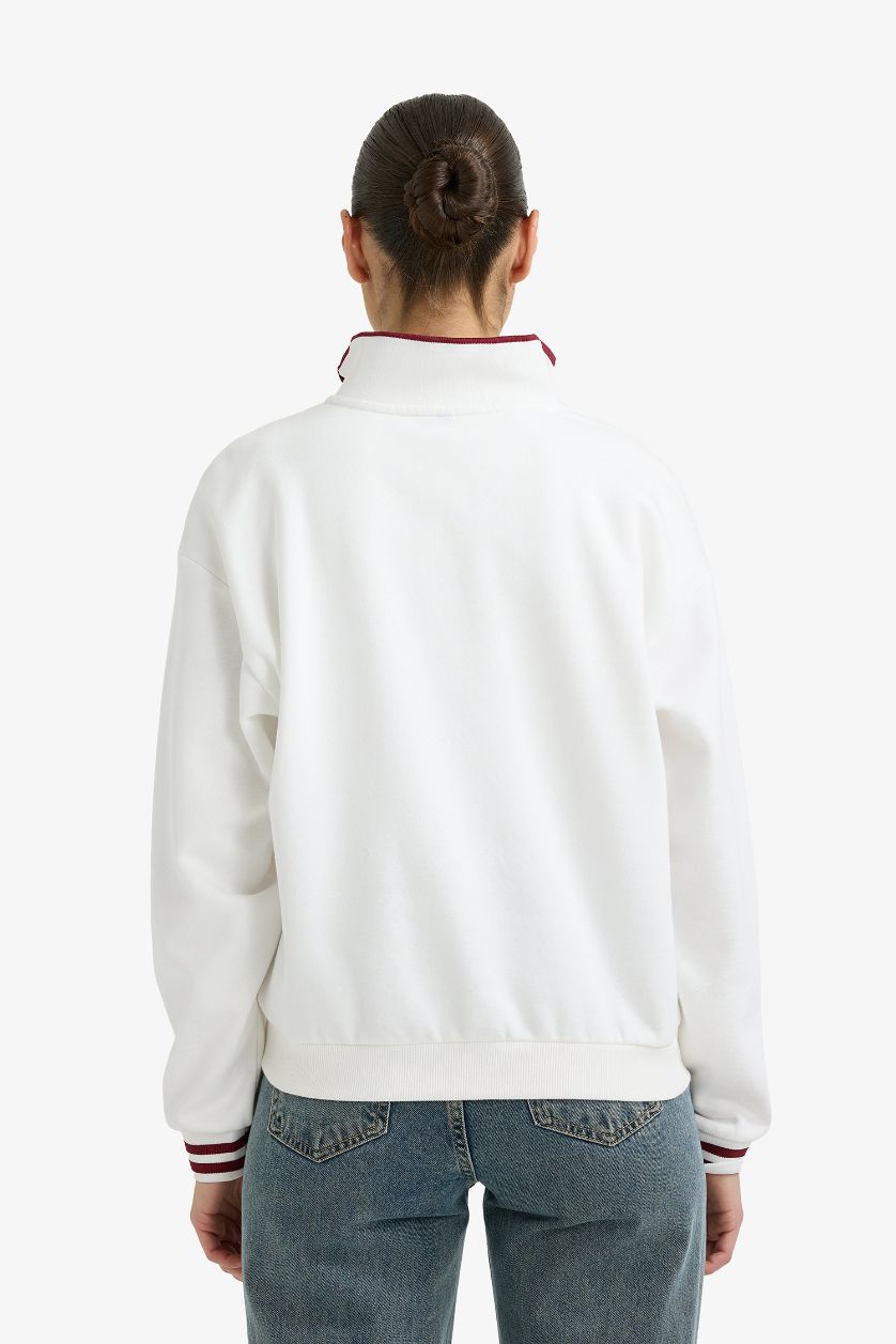 حريمي بيج فاتح سويت شيرت تقيل قصة مريحة وياقة بولو