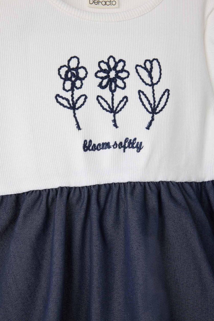 طفلة صغيرة بيج فاتح فستان بناتي مزخرف مضلع بالون فيت برقبة مستديرة