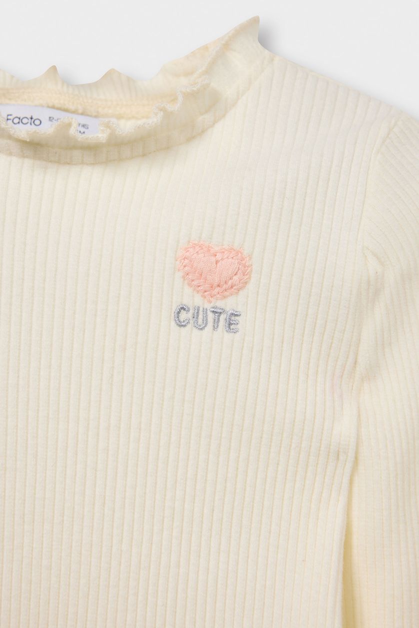 طفلة صغيرة بيج فاتح تيشيرت بيبي بناتي كم طويل مضلع قصة عادية بياقة مكشكشة