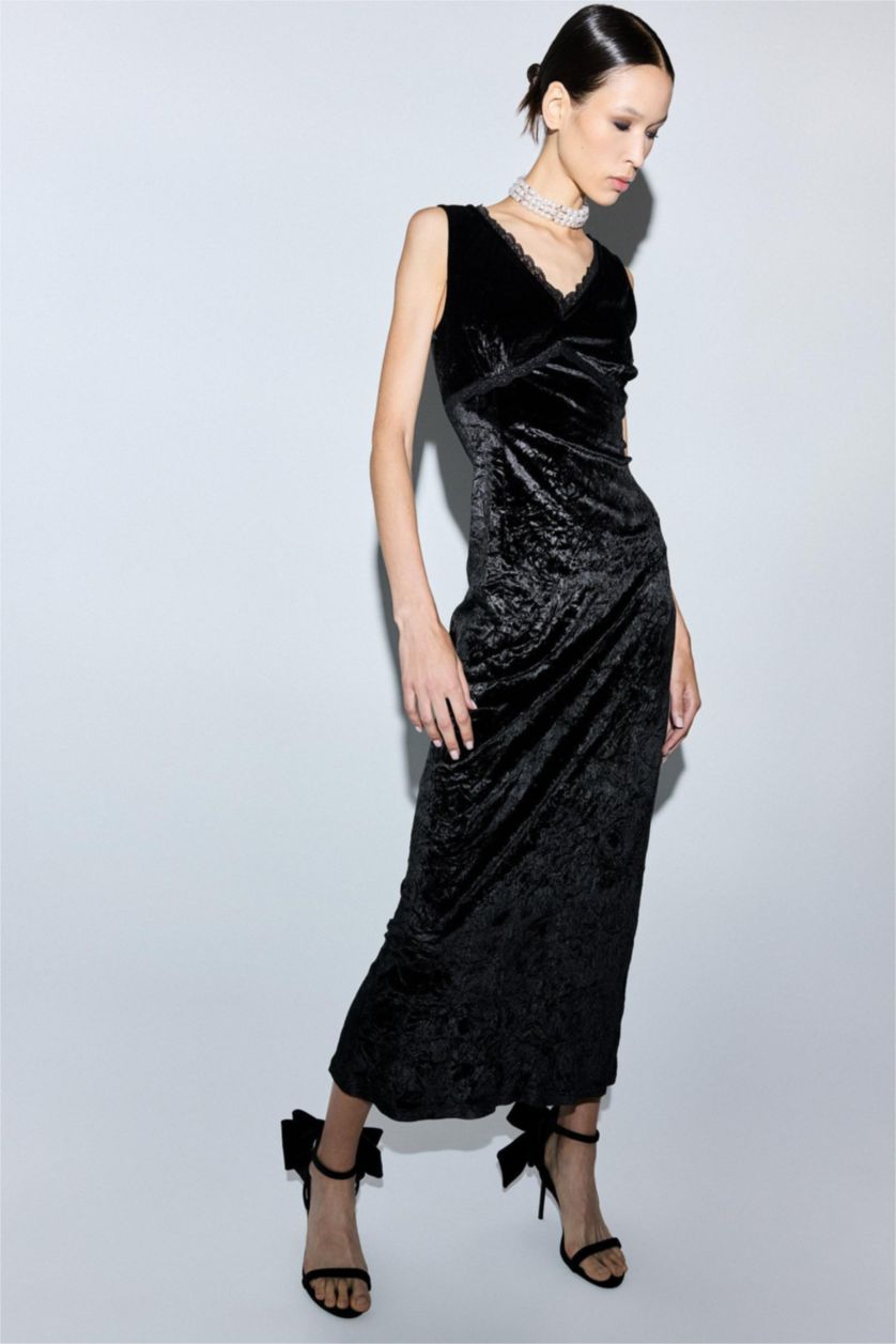 Woman Black Velvet Sleeveless Dress