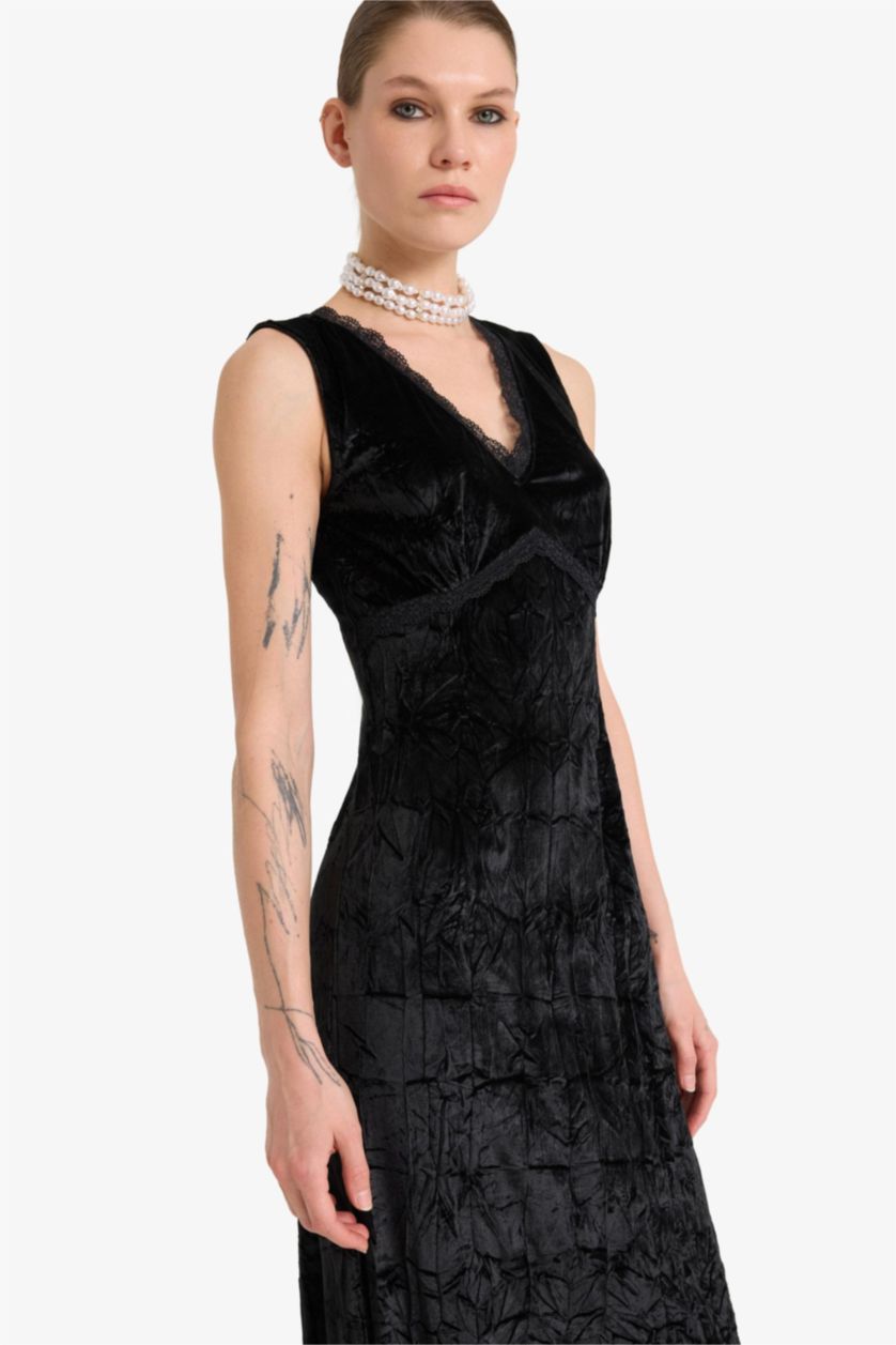 Woman Black Velvet Sleeveless Dress