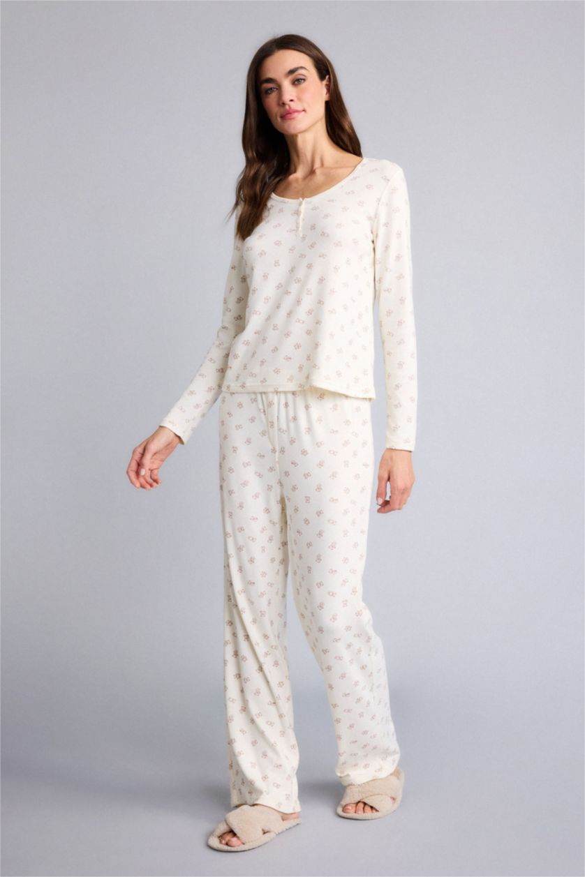 حريمي بيج فاتح طقم قصة عادية كم طويل - قطعتين